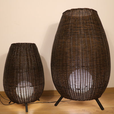 Lampu Lantai Tripod Rattan Outdoor Led Hitam Lampu Berdiri Hotel Dekorasi Modern