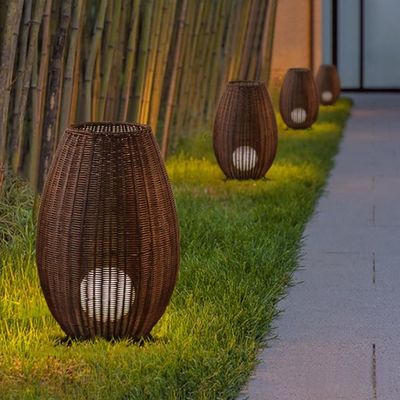 Lampu lantai eksterior yang berdiri di luar ruangan