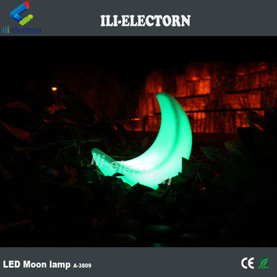 lampu hiasan berbentuk bulan yang diterangi