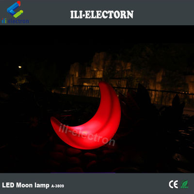 lampu hiasan berbentuk bulan yang diterangi