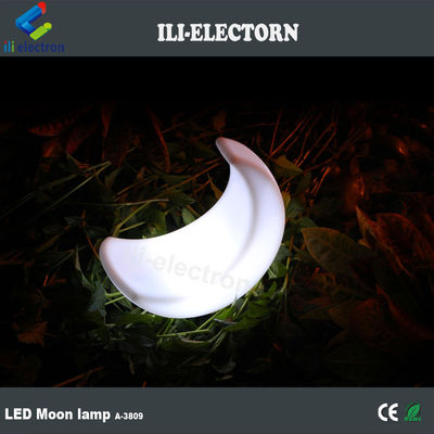 lampu hiasan berbentuk bulan yang diterangi