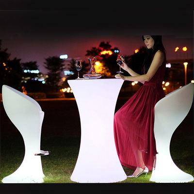 Di dalam dan di luar ruangan digunakan High Top LED meja bistro