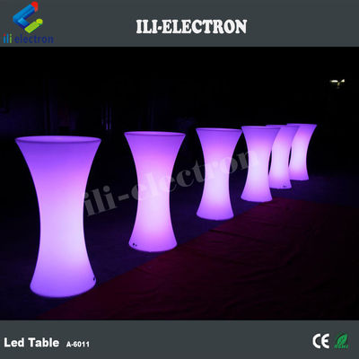 Di dalam dan di luar ruangan digunakan High Top LED meja bistro