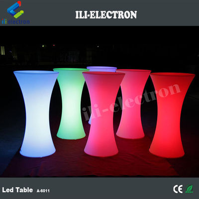Di dalam dan di luar ruangan digunakan High Top LED meja bistro