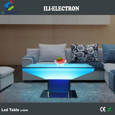 Ruang tamu mewah dengan remote control plastik untuk apartemen
