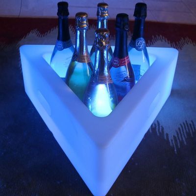 PE Plastik Segitiga LED Es Ember 16 Warna Mengubah Baterai Lithium isi ulang