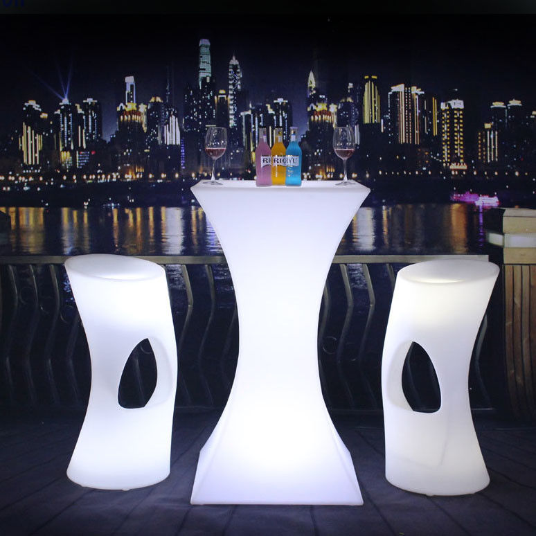 Desain modern Square Set bar cocktail tinggi putih PE plastik dipimpin lampu meja bar