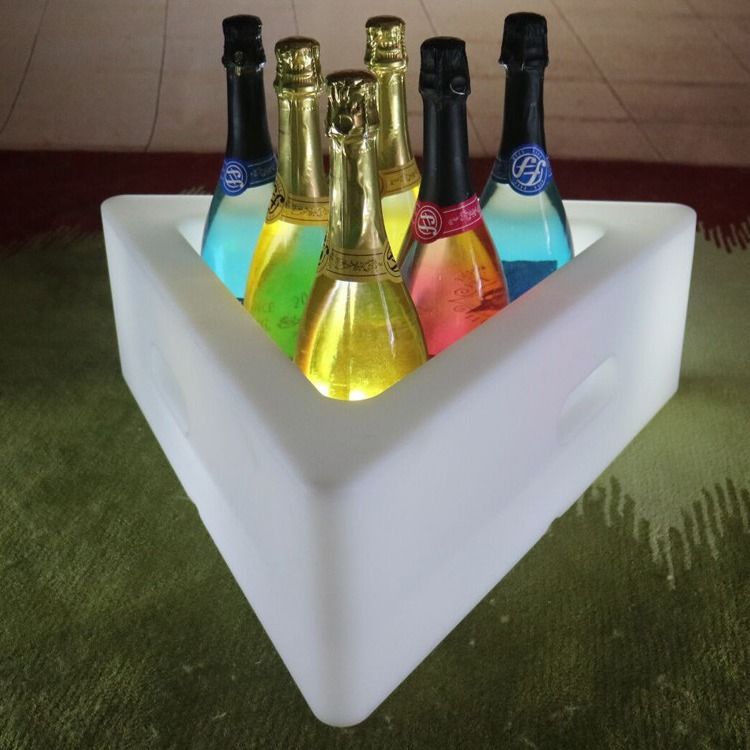 PE Plastik Segitiga LED Es Ember 16 Warna Mengubah Baterai Lithium isi ulang
